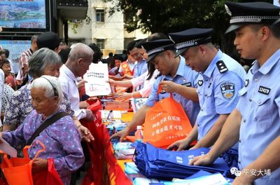 洲瑞鎮(zhèn)最大工廠門口聚集民警引發(fā)關(guān)注，工人圍觀健身休閑活動(dòng)